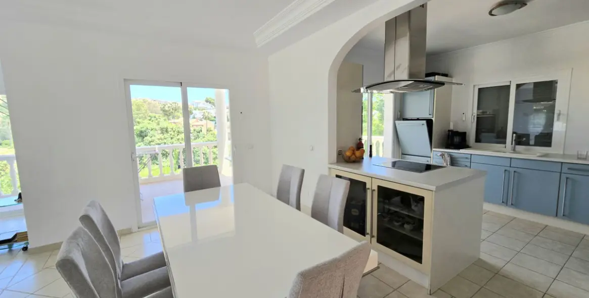 Продажа  отдельно стоящей виллы в Calahonda 11