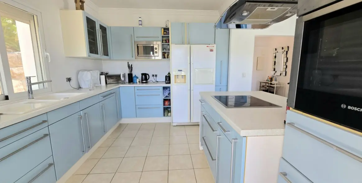 Продажа  отдельно стоящей виллы в Calahonda 2