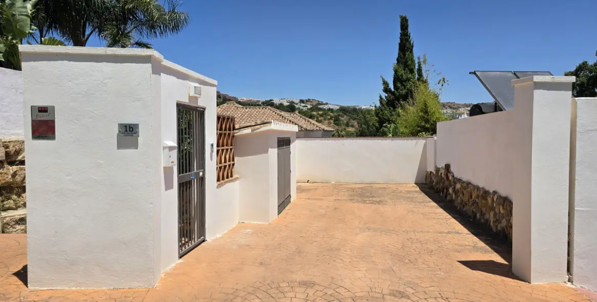 Продажа  отдельно стоящей виллы в Calahonda 4