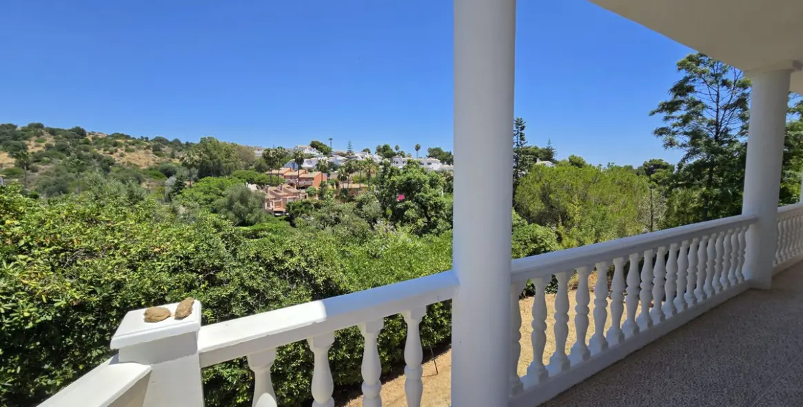 Продажа  отдельно стоящей виллы в Calahonda 14