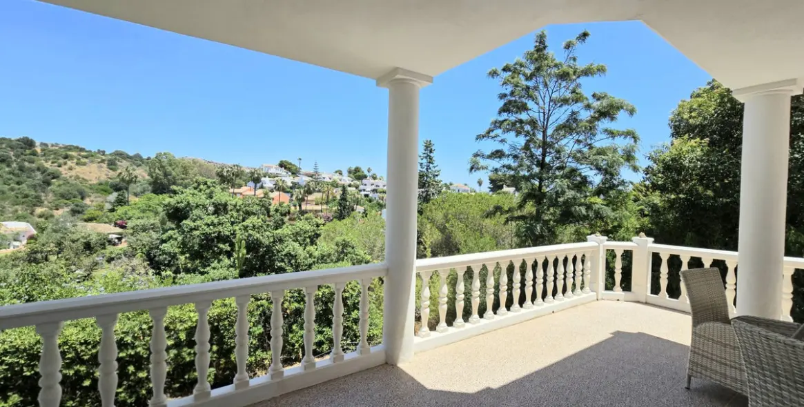 Продажа  отдельно стоящей виллы в Calahonda 15