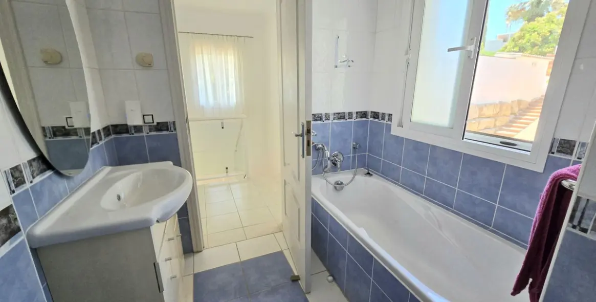 Продажа  отдельно стоящей виллы в Calahonda 33