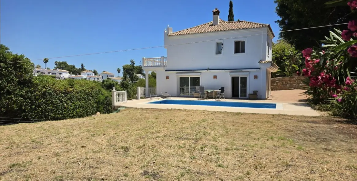 Продажа  отдельно стоящей виллы в Calahonda 42