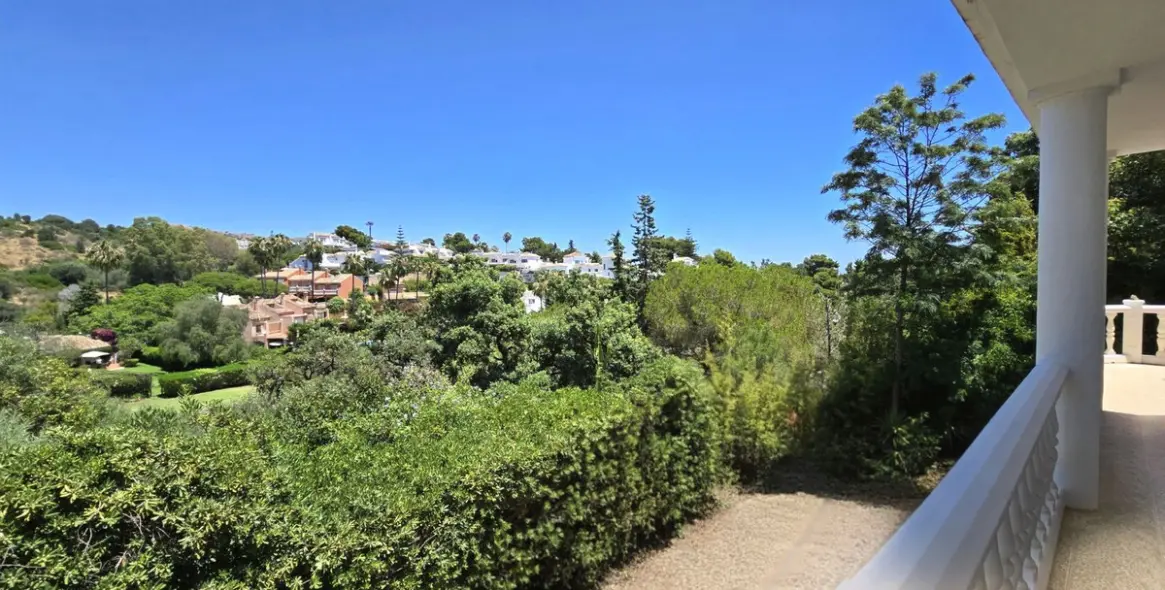 Продажа  отдельно стоящей виллы в Calahonda 45