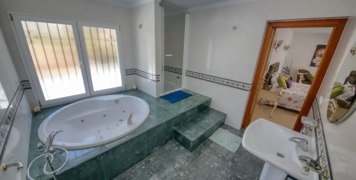 Продажа  отдельно стоящей виллы в Benalmadena 50