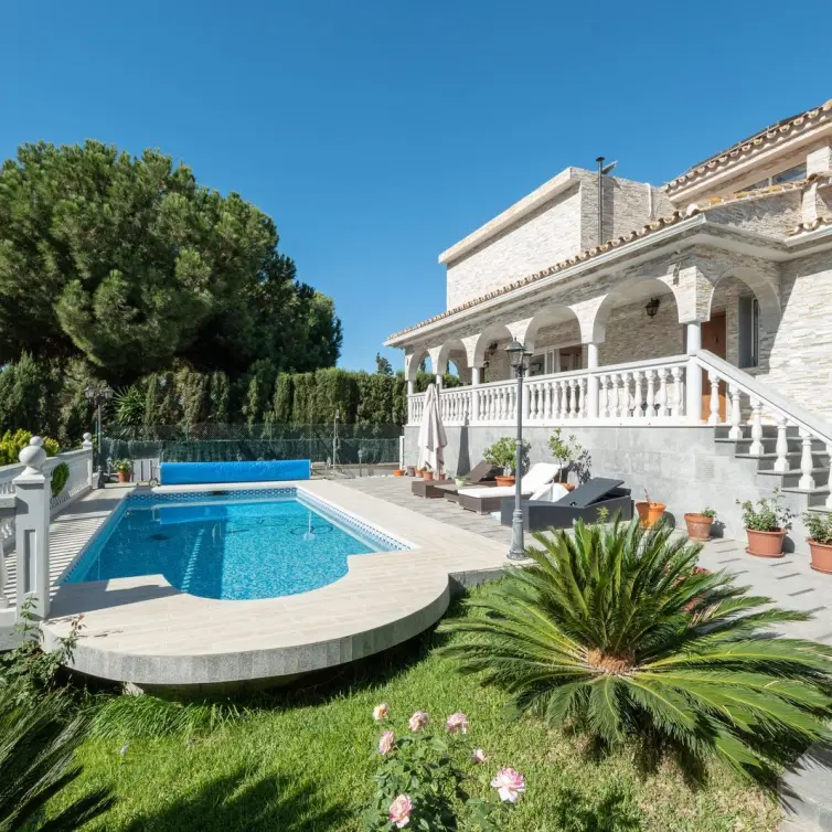 Продажа  отдельно стоящей виллы в Marbella