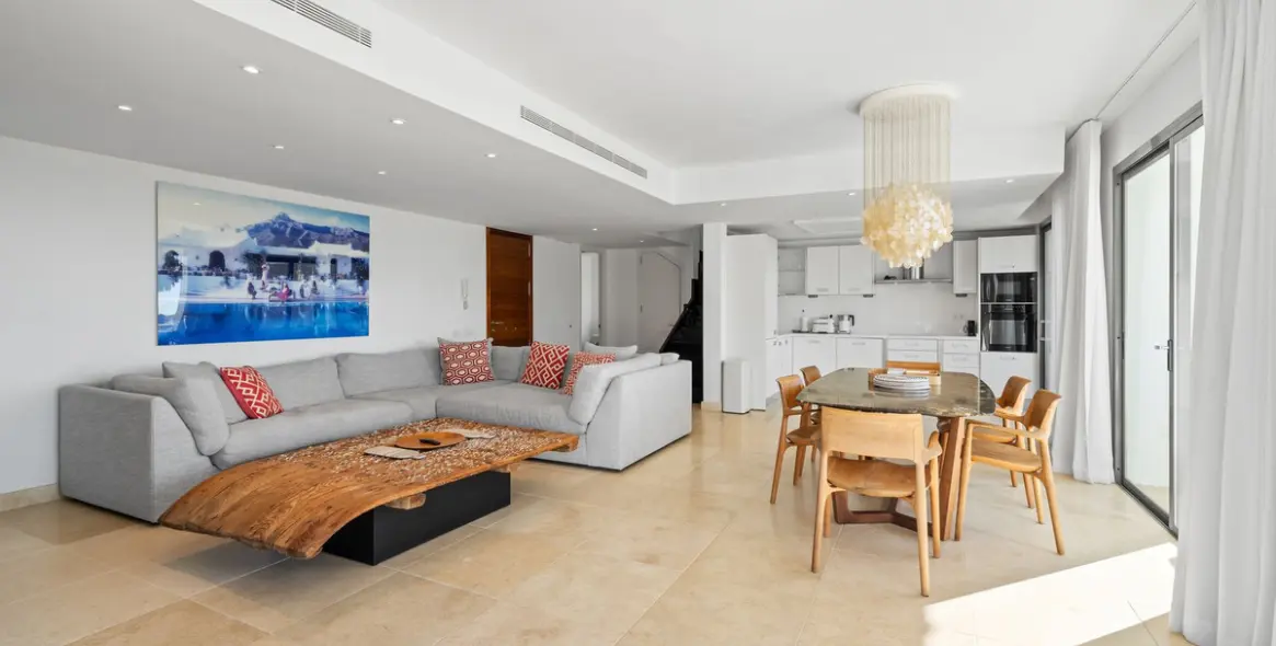 Продажа двухуровневого пентхауса в Los Flamingos 4