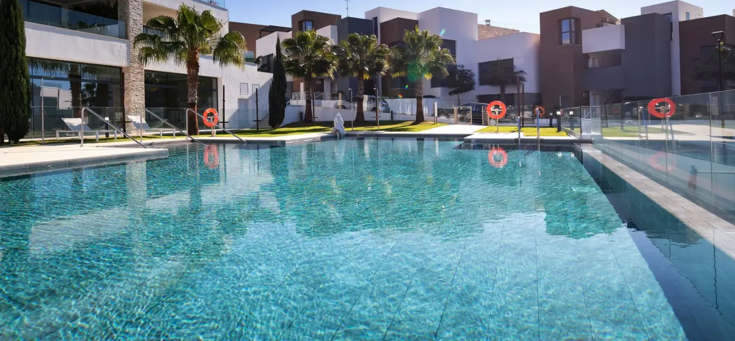Sale of middle floor apartment in Cabopino 0