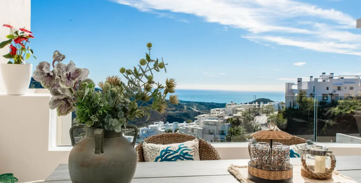 Sale of middle floor apartment in Ojén 12