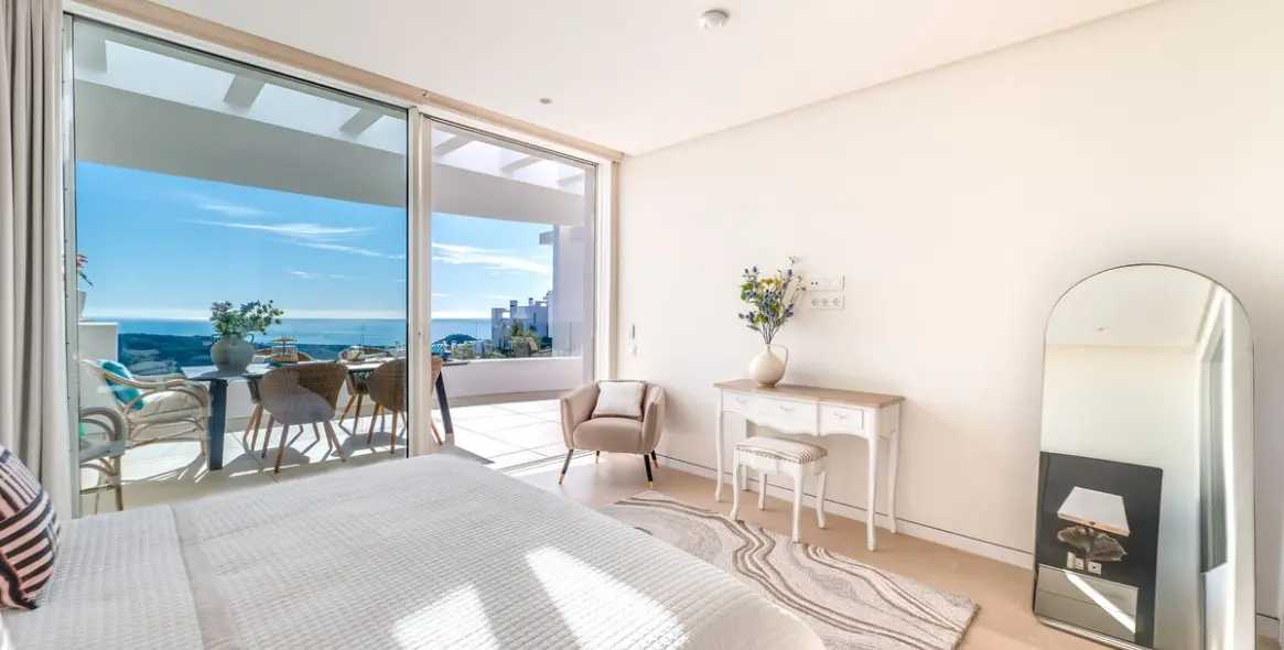 Sale of middle floor apartment in Ojén 32