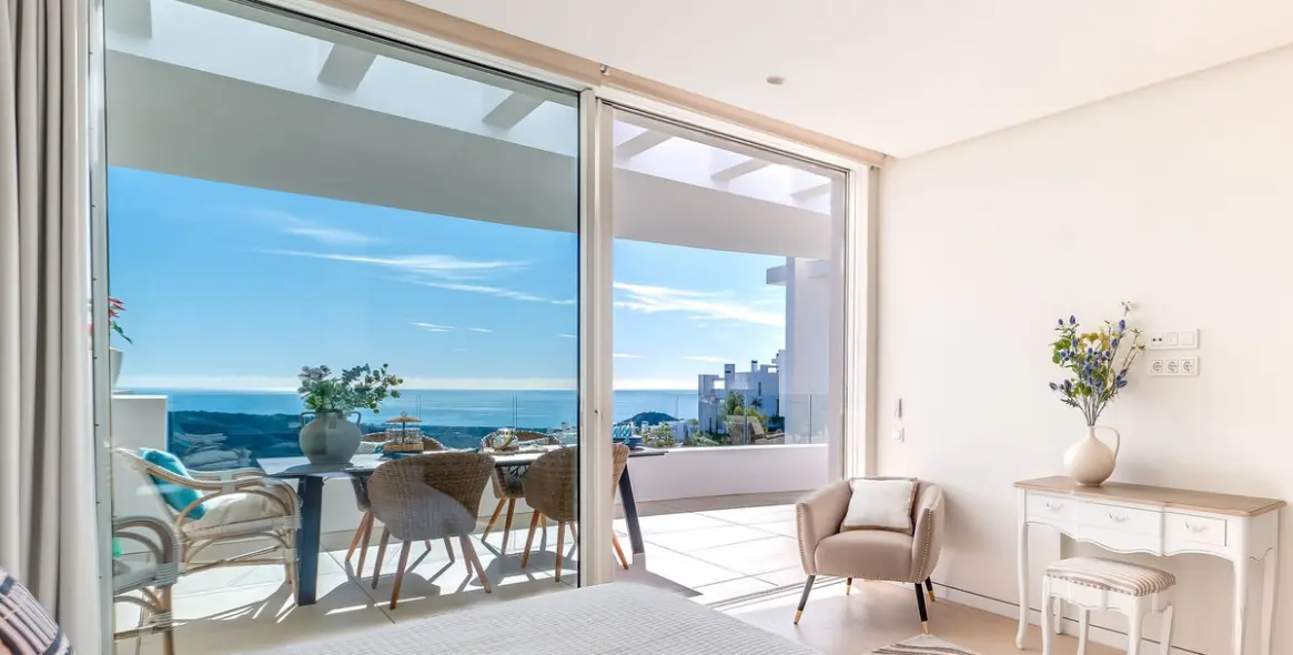 Sale of middle floor apartment in Ojén 33