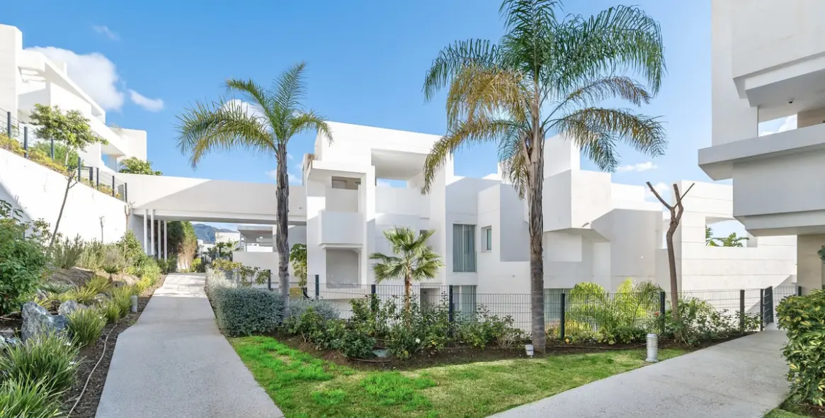 Sale of middle floor apartment in Ojén 49