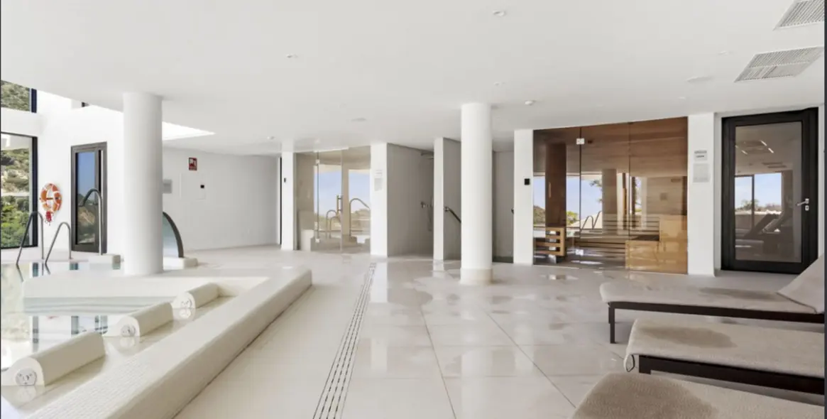 Sale of middle floor apartment in Ojén 54
