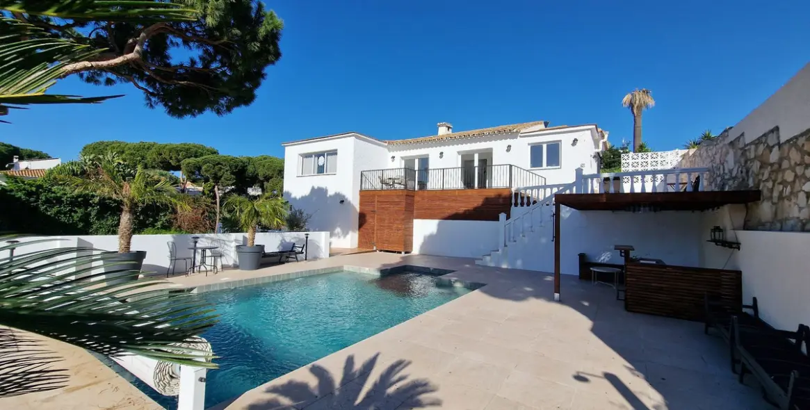 Продажа  отдельно стоящей виллы в Calahonda 1