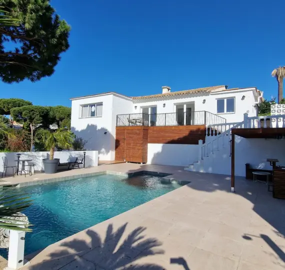 Продажа  отдельно стоящей виллы в Calahonda