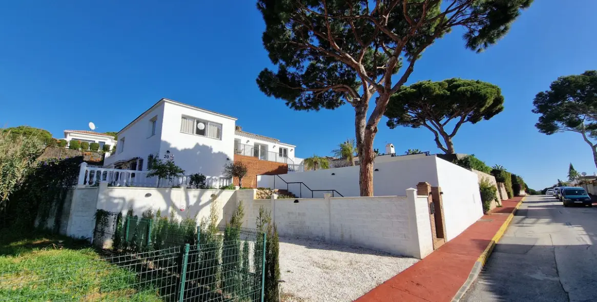 Продажа  отдельно стоящей виллы в Calahonda 2