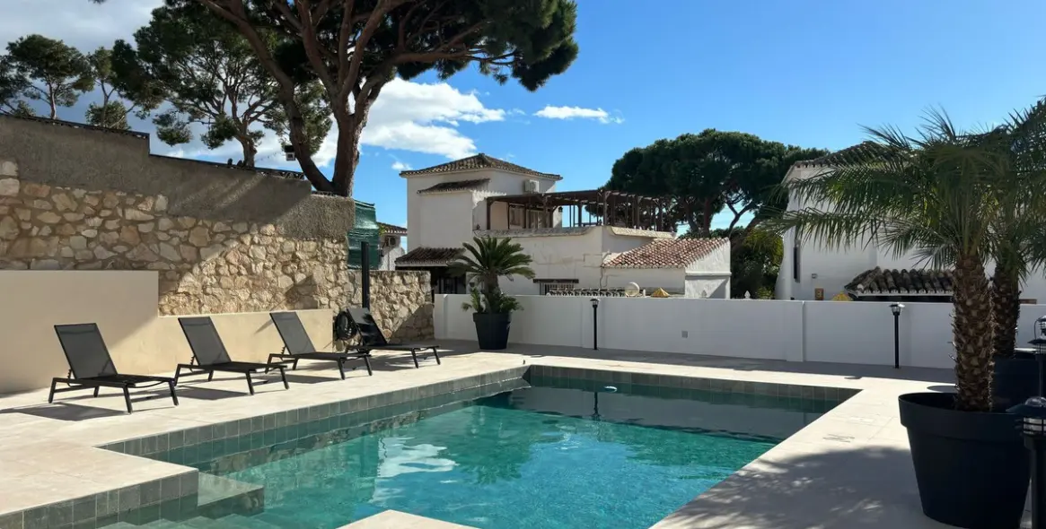 Продажа  отдельно стоящей виллы в Calahonda 11