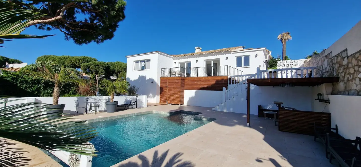 Sale of detached villa in Calahonda 0
