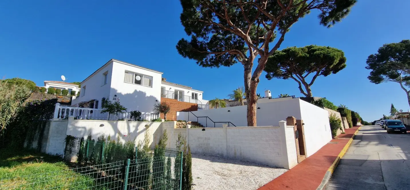 Sale of detached villa in Calahonda 1