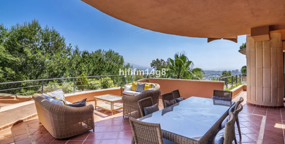 Sale of middle floor apartment in Nueva Andalucía 1