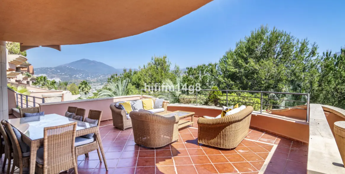Sale of middle floor apartment in Nueva Andalucía 2