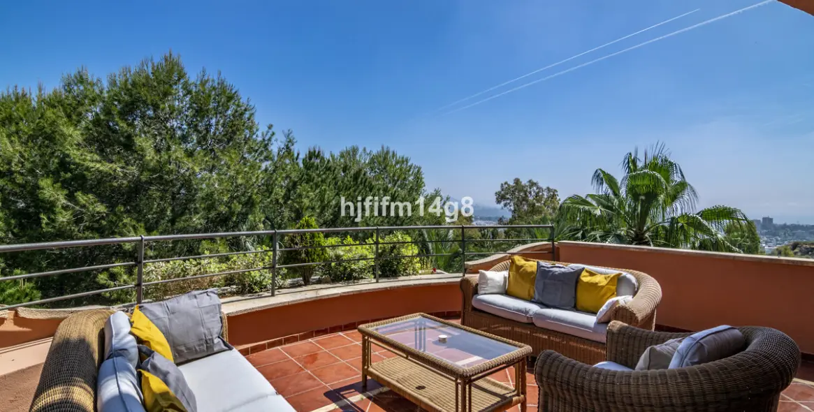 Sale of middle floor apartment in Nueva Andalucía 20