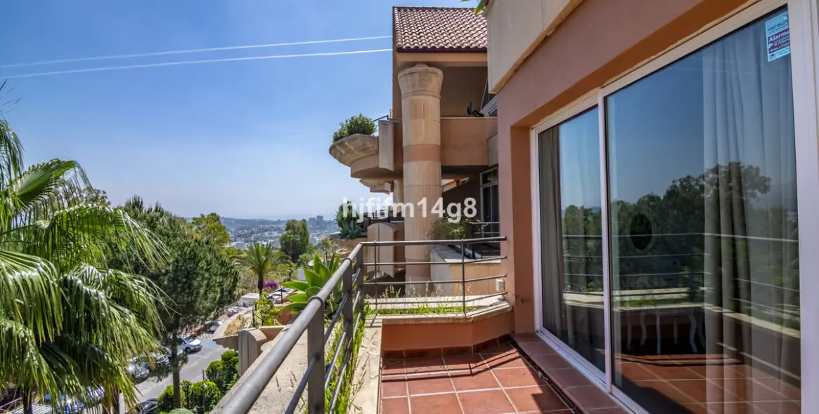 Sale of middle floor apartment in Nueva Andalucía 21