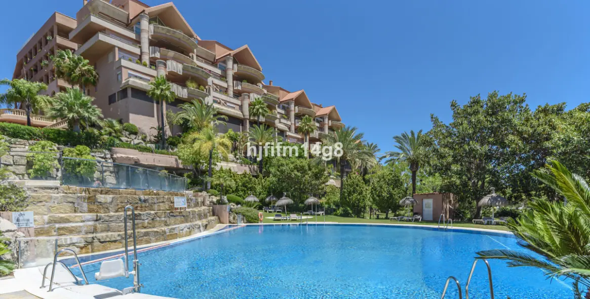 Sale of middle floor apartment in Nueva Andalucía 24