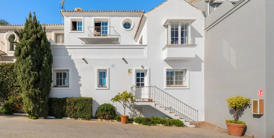 Sale of townhouse in The Golden Mile 1