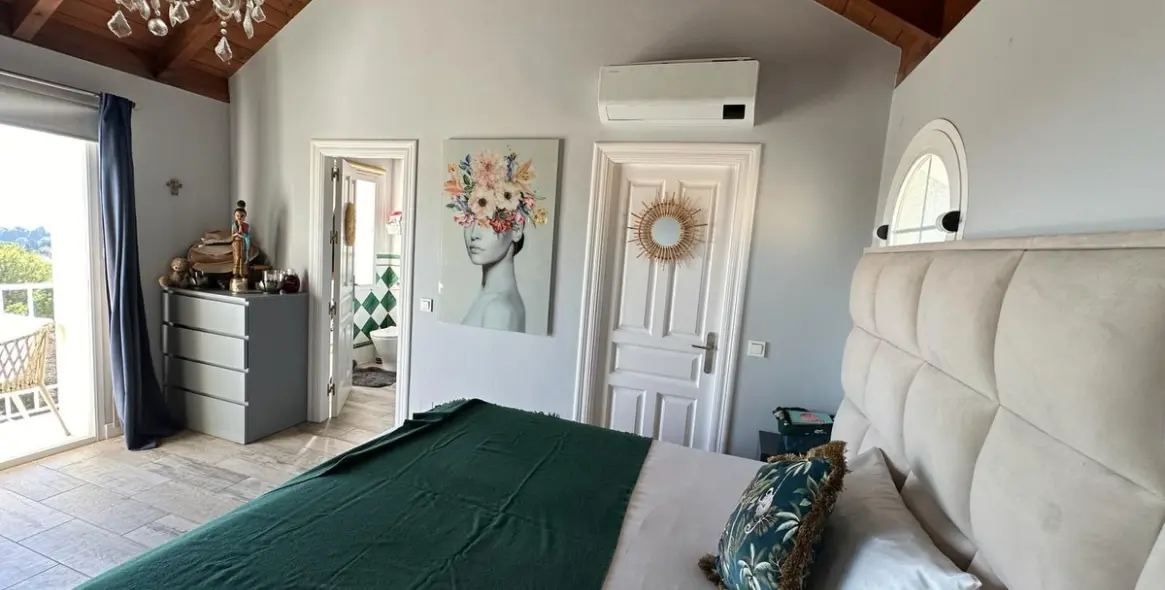 Sale of townhouse in The Golden Mile 8