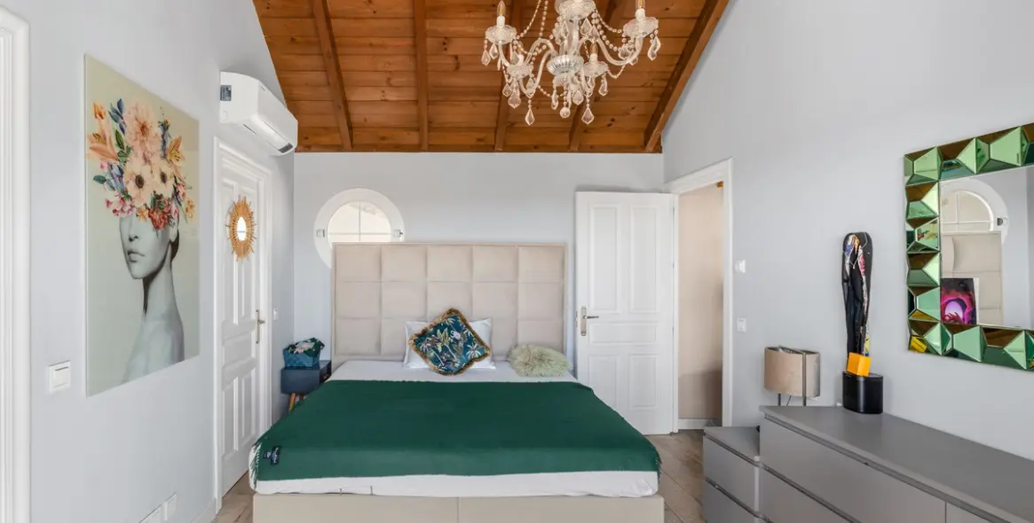 Sale of townhouse in The Golden Mile 11