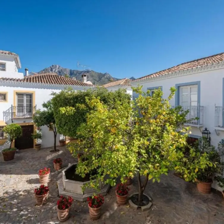 Sale of townhouse in The Golden Mile