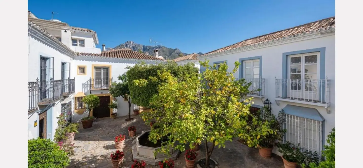 Sale of townhouse in The Golden Mile 2
