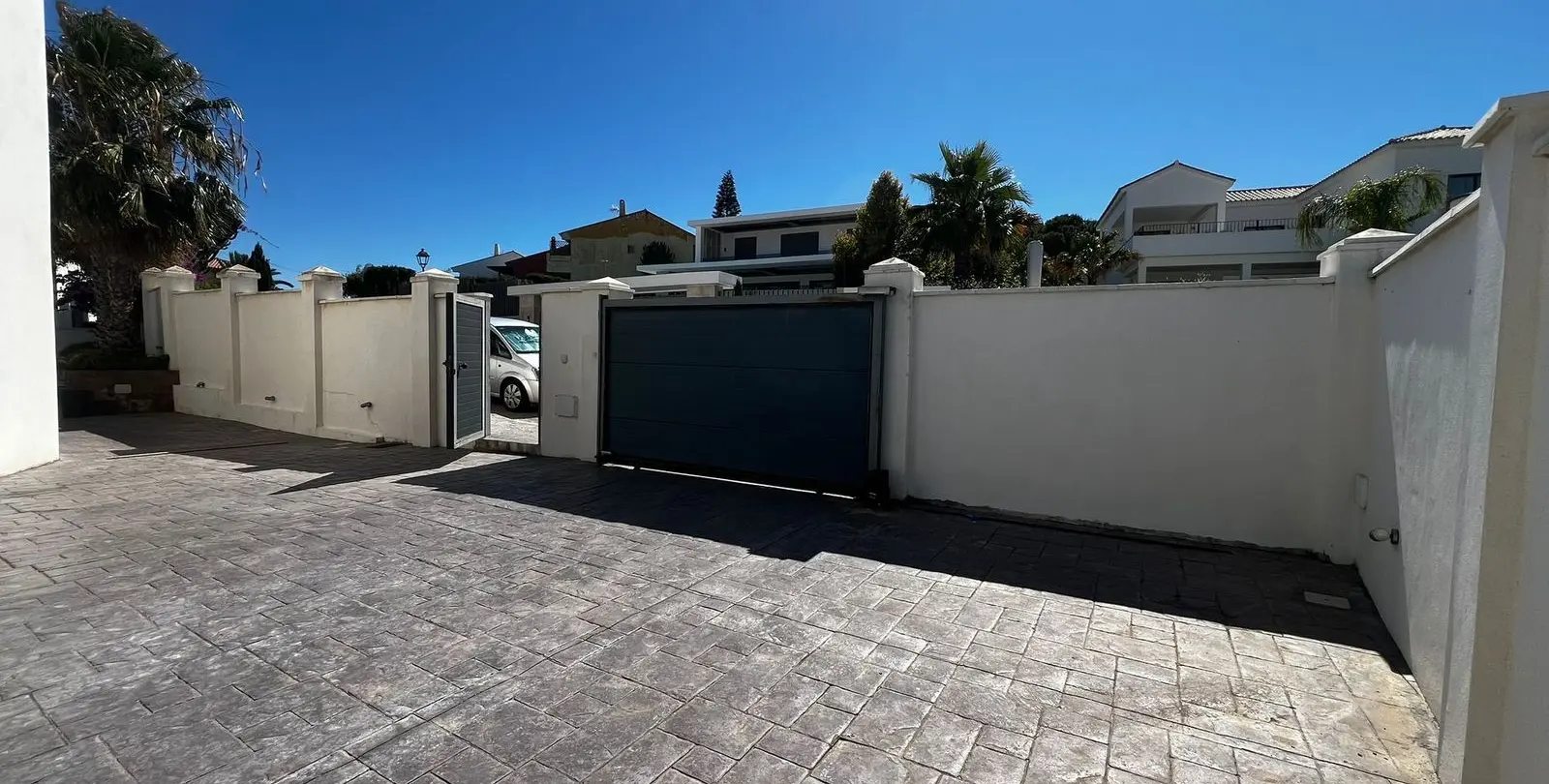Продажа  отдельно стоящей виллы в Estepona 3