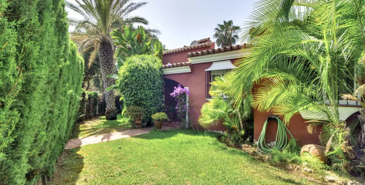 Sale of detached villa in El Rosario 1