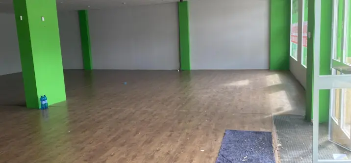 Venta de local comercial en Estepona 1