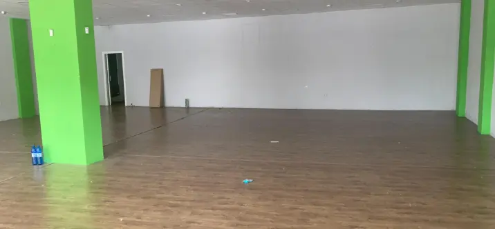 Venta de local comercial en Estepona 2