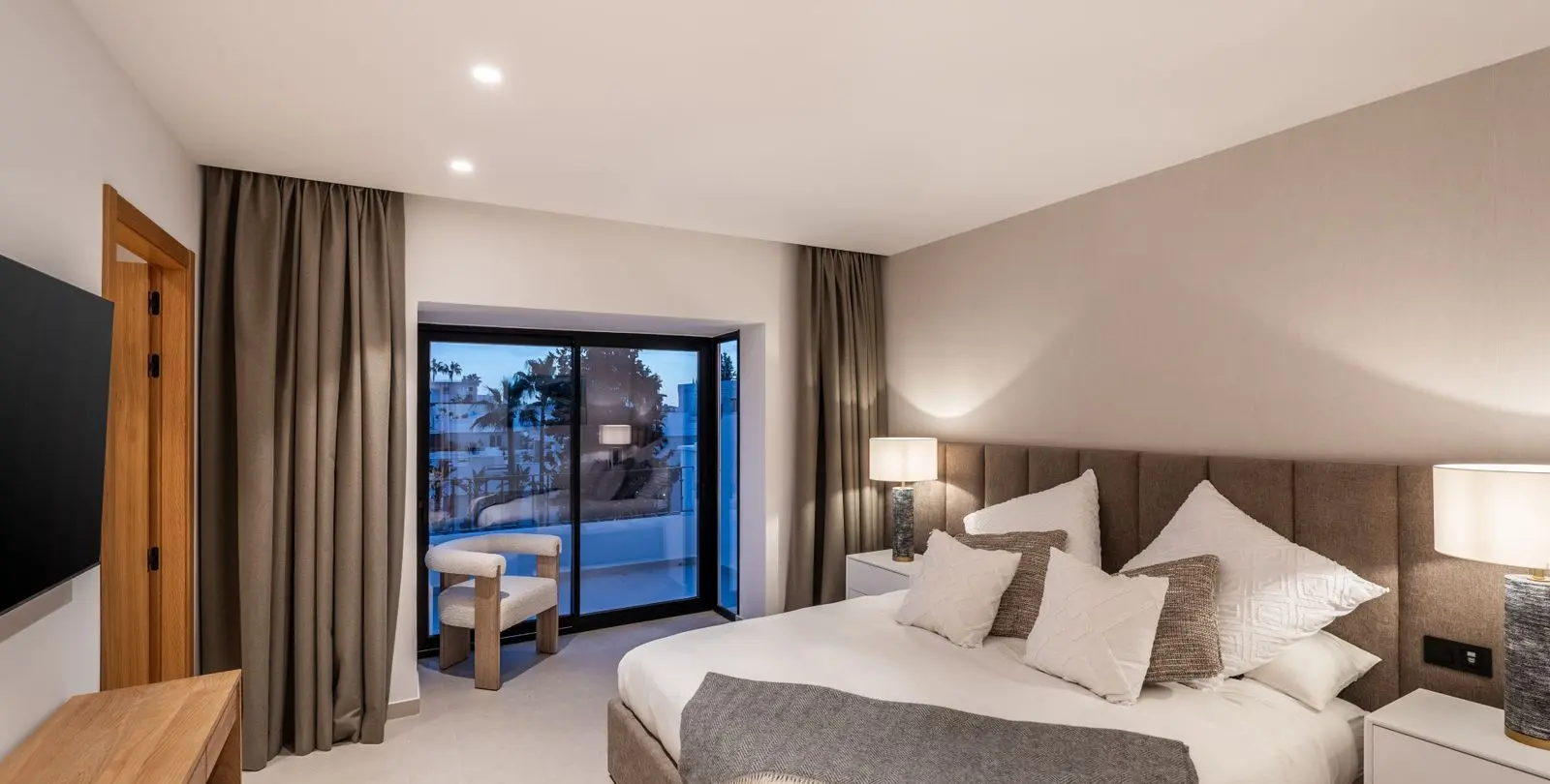 Sale of penthouse duplex in Nueva Andalucía 11