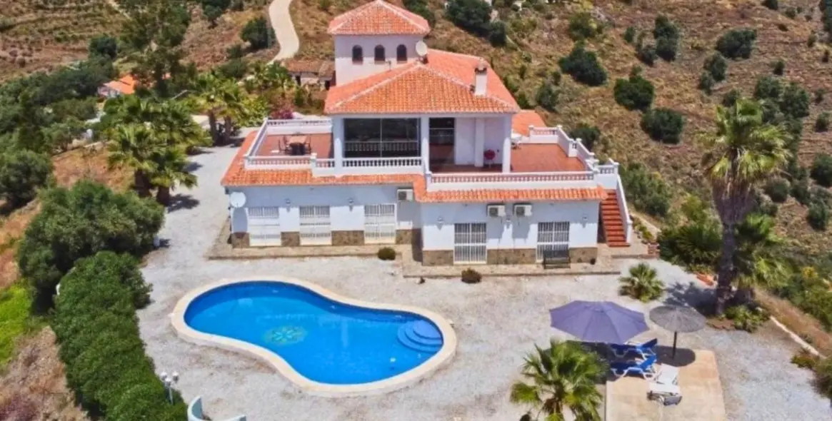 Sale of detached villa in Sayalonga 1