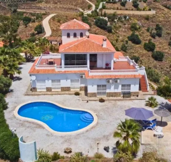 Sale of detached villa in Sayalonga