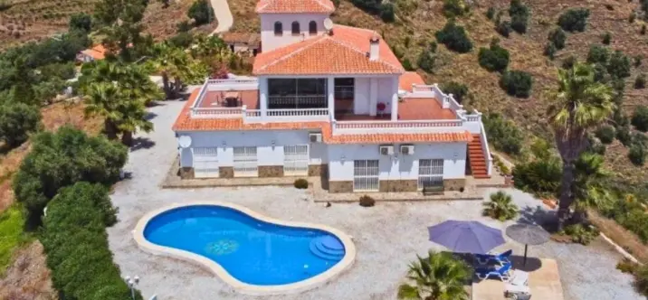 Sale of detached villa in Sayalonga 0