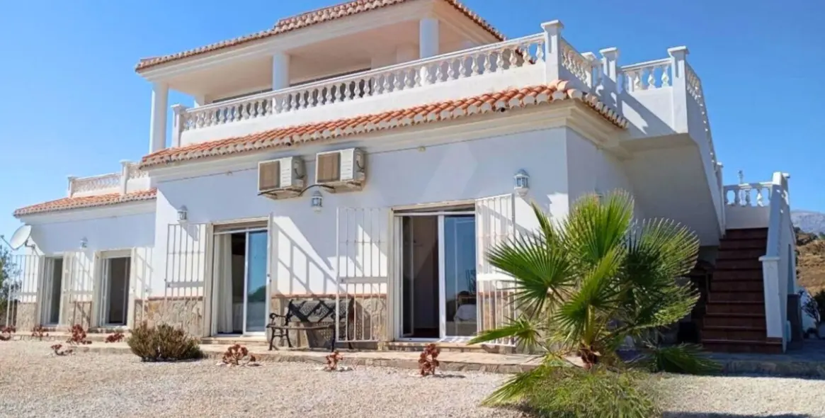 Sale of detached villa in Sayalonga 4
