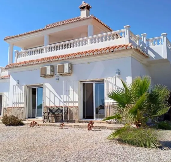 Sale of detached villa in Sayalonga
