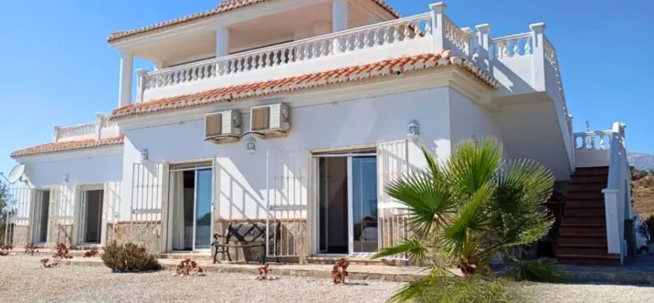 Sale of detached villa in Sayalonga 3