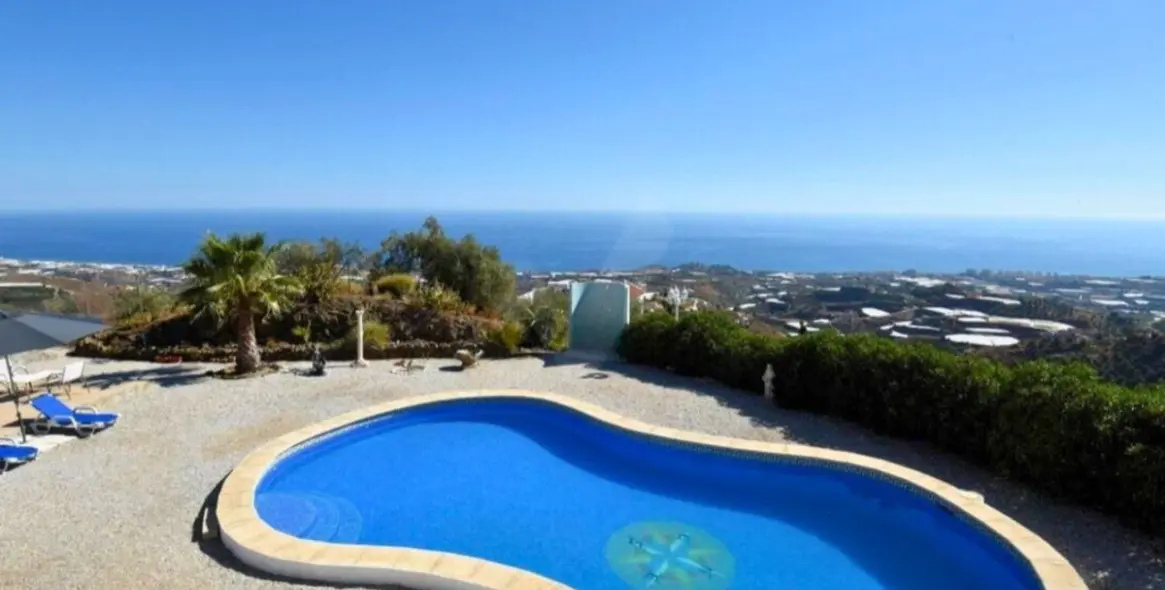 Sale of detached villa in Sayalonga 5