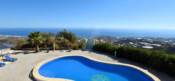Sale of detached villa in Sayalonga 4