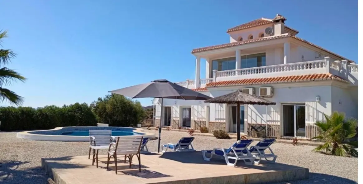 Sale of detached villa in Sayalonga 6