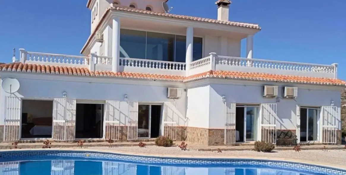Sale of detached villa in Sayalonga 9