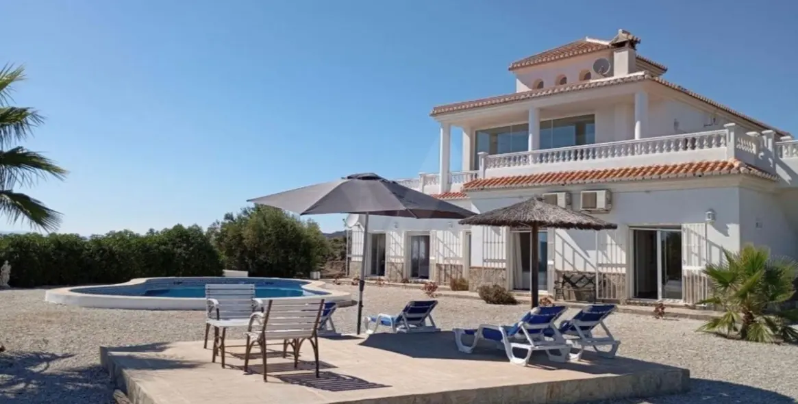 Sale of detached villa in Sayalonga 10