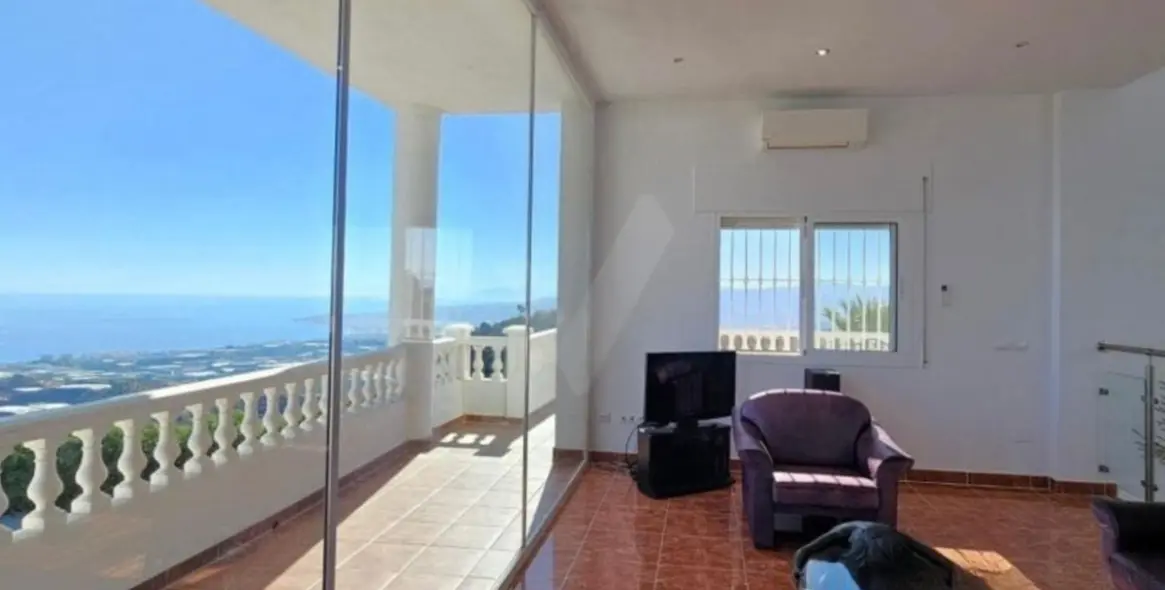 Sale of detached villa in Sayalonga 11